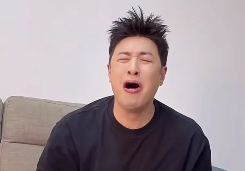 ▲潘瑋柏近期減肥狂甩7公斤，日前還直播清淡飲食過程，沒想到卻因為沒夾穩導致肉片掉地上，讓他當場仰天哀號：「我的肉！」（圖／小紅書）