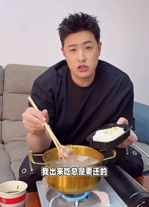 ▲潘瑋柏吃飯「肉片掉地上」當場仰天哀號。（圖／小紅書）