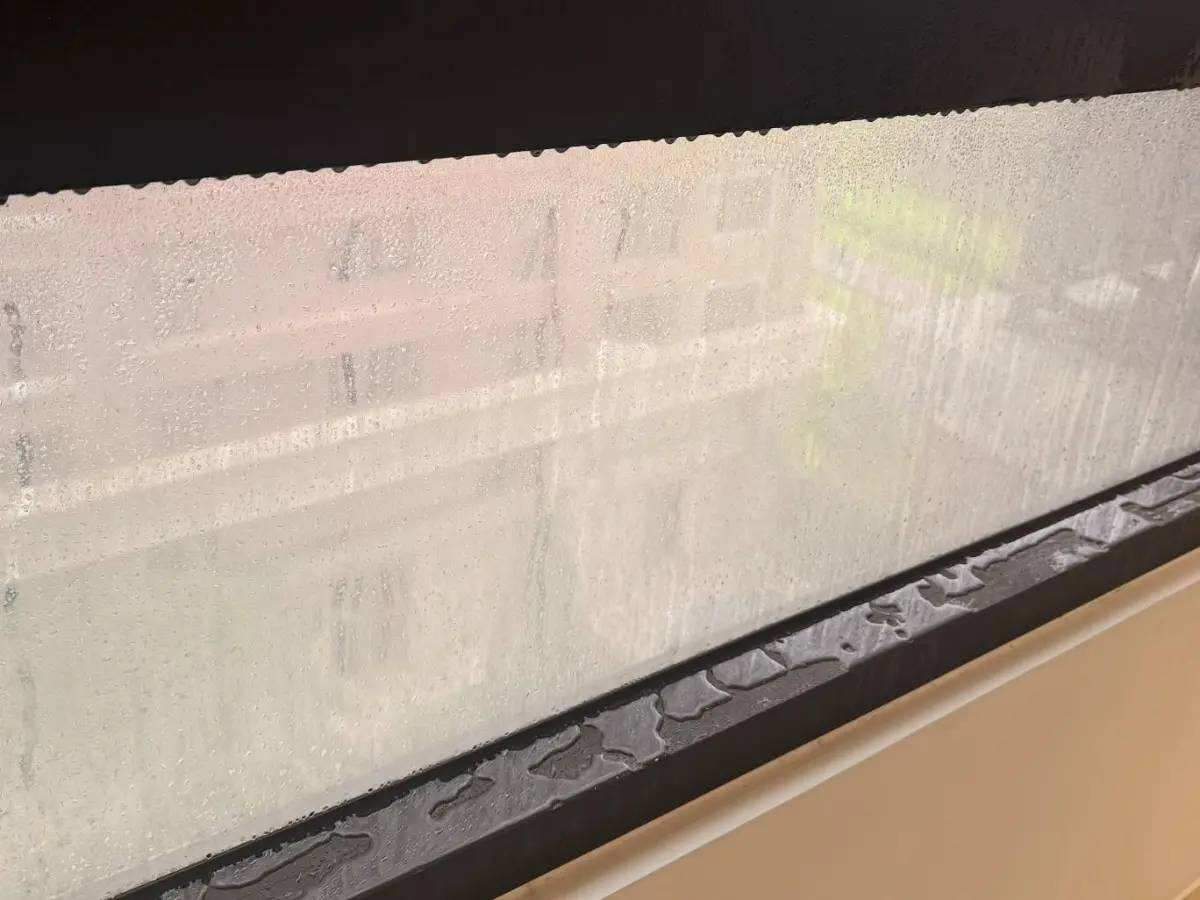 ▲天氣溫差大時，室內窗戶容易出現「冷凝水」現象狂滴水。（圖／翻攝Threads）
