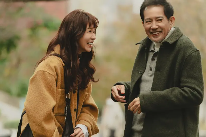 ▲Netflix《忘了我記得》由劉若英擔任編導，金馬影帝秦漢（右）攜手金鐘金馬影后謝盈萱（左）飾演父女，78歲的秦漢笑說，這次拍台劇破了命理師之前對他只能拍戲到72歲的預言。（圖／Netflix提供）