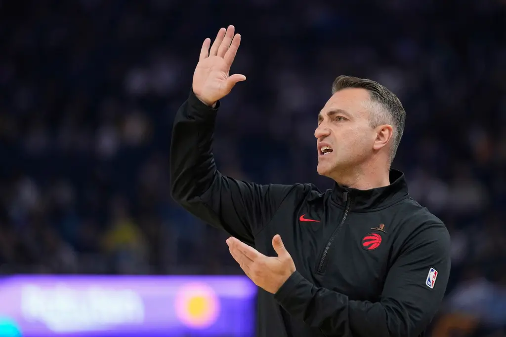 ▲金州勇士今（21）日在主場迎戰多倫多暴龍，最終以117：114取勝，Stephen Curry在比賽中摔傷，暴龍總教練Darko Rajakovic主動為他喊暫停獲得讚賞。（圖／美聯社／達志影像）