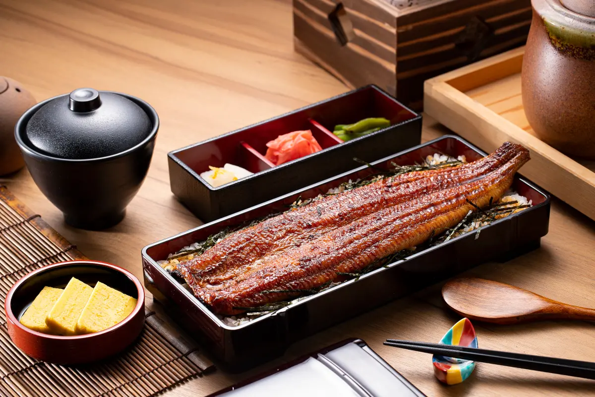 ▲南港LaLaport 20間美食限定優惠，「鰻鰻 EXPRESS」指定餐點買一送一。（圖／官方提供）