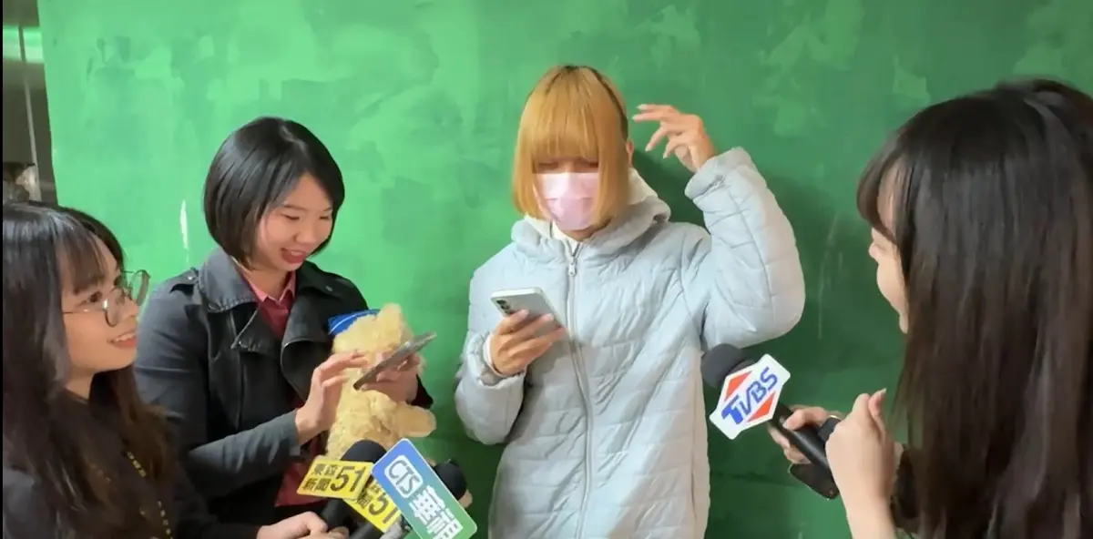 ▲金髮Yuki遭質疑是假義消，今（21）日出面受訪自稱日本人，卻被網友抓包1手勢露餡。（圖／讀者提供，2025.03.21）