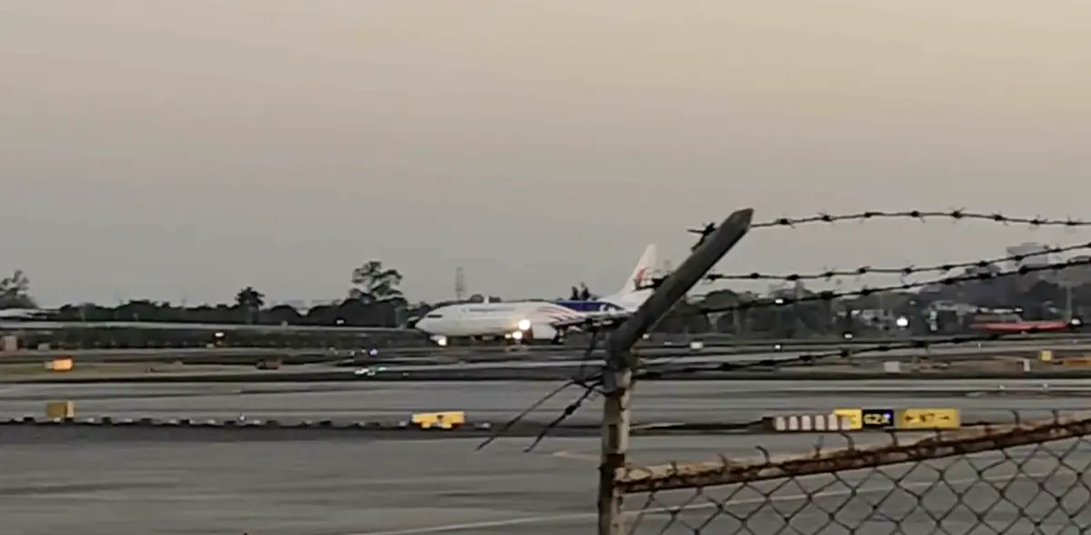 ▲從菲律賓飛往馬來西亞的波音737遇到鳥擊，引擎起火後緊急迫降。（圖／翻攝自影片）