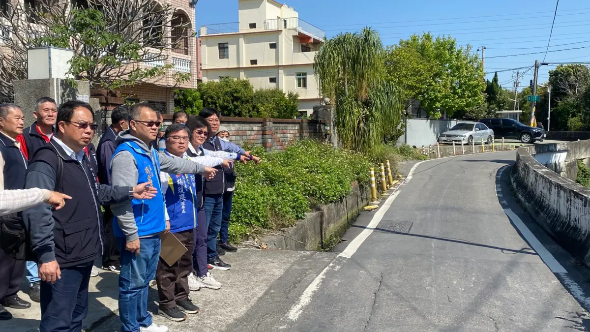 ▲立委楊瓊瓔、市議員賴朝國邀集相關單位現勘潭富路二段160巷部分路段(圖／楊瓊瓔服務處提供2025.3.21)