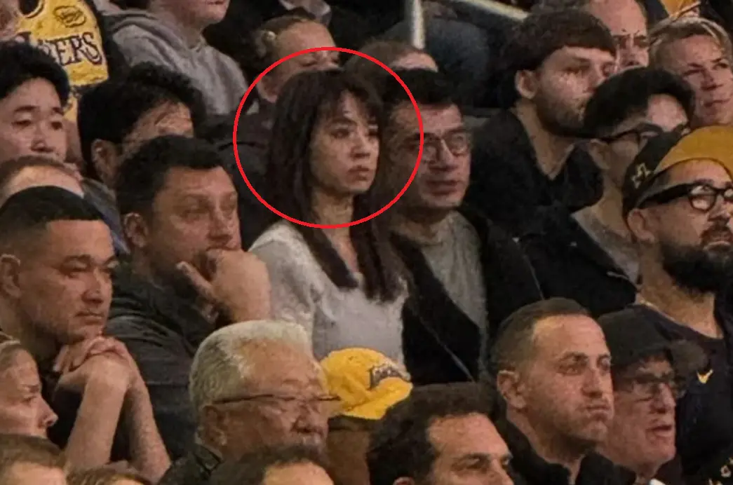 ▲蔡依林（紅圈處）0偽裝朝聖NBA球賽，她私下直勾勾盯著球賽、坐姿端正的一幕被看光，粉絲紛紛笑說：「她看起來好像小學生。」（圖／小紅書）