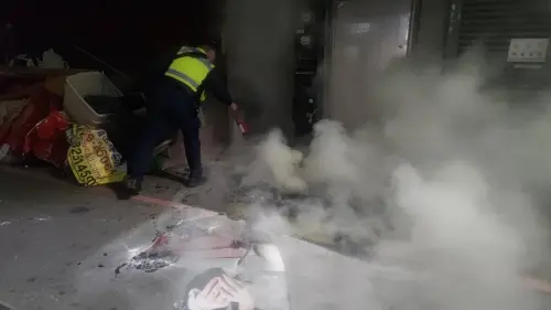 ▲巡佐陳崇保與警員洪嘉成兩員果斷應變處置，拿取警車上的滅火器上前滅火。(圖/記者鄧力軍翻攝)