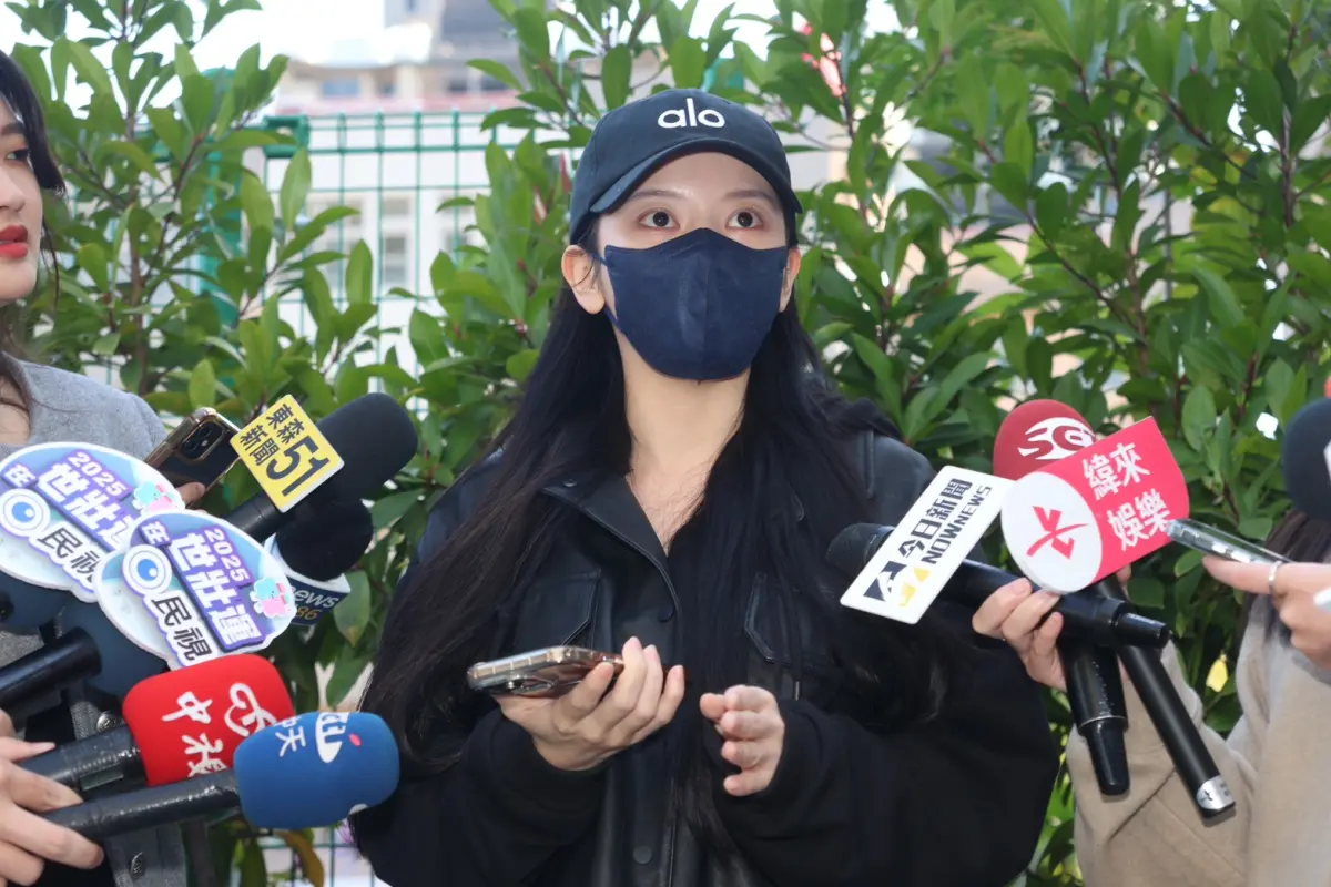 ▲「北一女神」蔡瑞雪（如圖）今（21）日穿一身黑面戴口罩、帽子赴警局查閱監視器畫面，還原遭遇性騷的事發過程，希望透過對方Line ID及IG帳號ID揪出嫌犯。（圖／記者嚴俊強攝影）