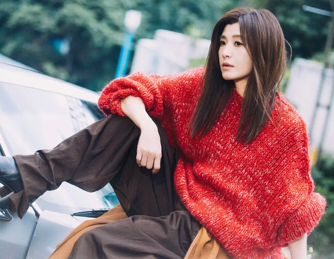 ▲蘇慧倫（如圖）在〈我到底是怕你什麼〉中挑戰一口氣唱35字，超強肺活量讓工作人員都驚呆，她也揪粉絲在KTV時可以一起挑戰。（圖／相信音樂提供）