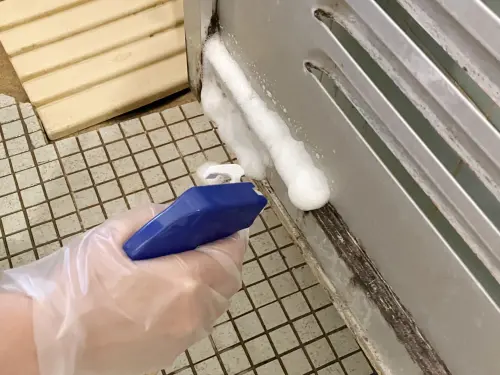 雨彈明報到！浴室膠條濕到發霉刷不掉　內行教解法：1招一勞永逸