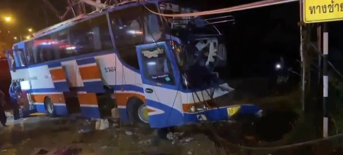 ▲泰國一輛巴士撞上電線竿造成車頭損毀，有數十名乘客受傷。（圖／翻攝自影片）