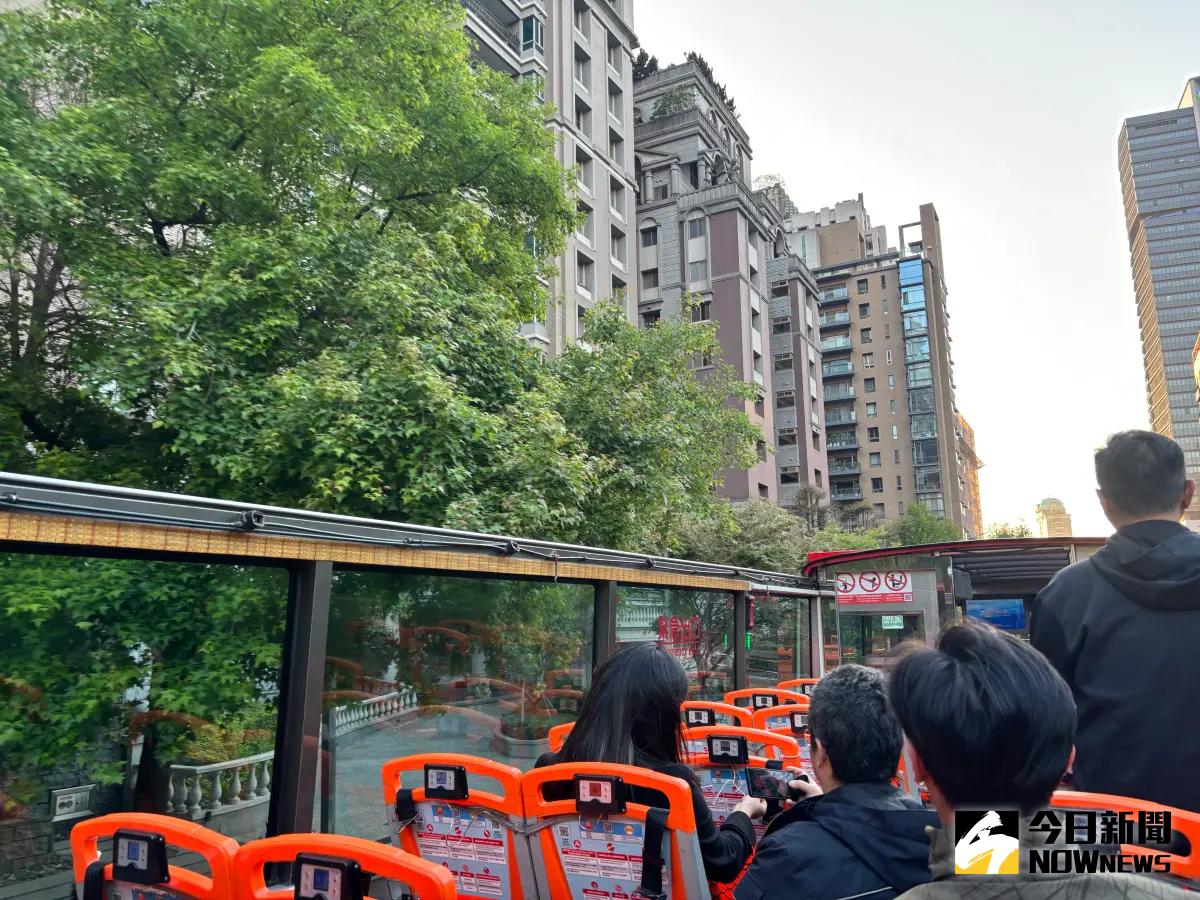 ▲搭乘雙層觀光巴士穿梭台中七期豪宅林立區，探訪台中建築之美。（圖／記者金武鳳攝，2025.3.21)