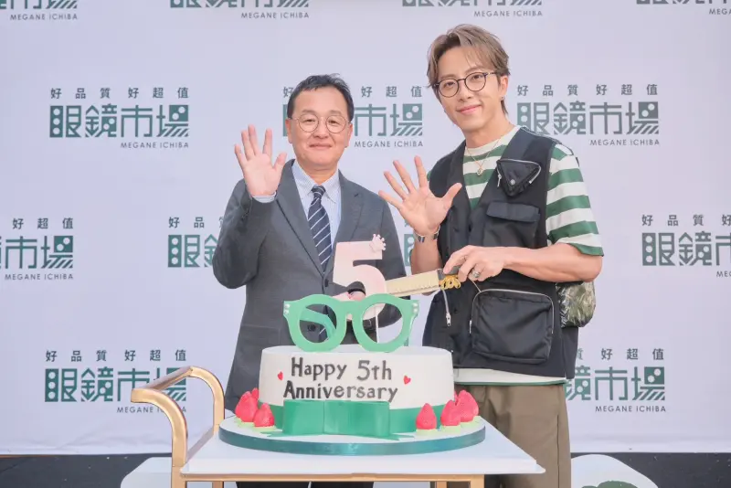 ▲眼鏡市場台中廣三SOGO店 3.14正式開幕，適逢品牌登台五週年，特別邀請坤達擔任一日店長與粉絲一同歡慶。（圖／眼鏡市場提供）