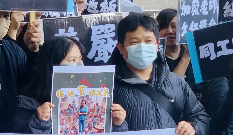 ▲業者舉著拒絕「貧價」政策標語牌，要求市府廢除托嬰收費地板價。（圖／記者顏幸如攝，2025.03.21）