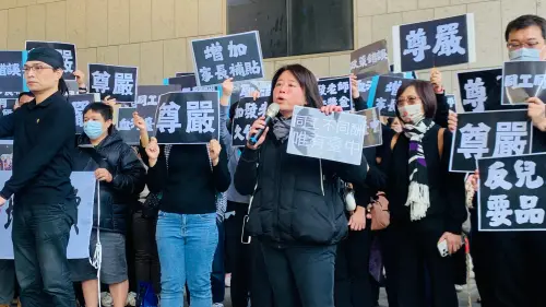 托嬰淪血汗產業!中市業者抗議「地板價」政策比兒虐更可怕 ▲80多家托嬰中心業者到台中市政府,抗議1.6萬元的月費地板價。(圖/記者顏幸如攝,2025.03.21)