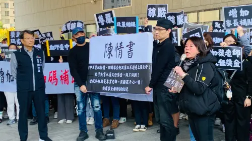 托嬰淪血汗產業!中市業者抗議「地板價」政策比兒虐更可怕 ▲社會局副局長陳仲良(左前)代表中市府收下陳情書。(圖/記者顏幸如攝,2025.03.21)
