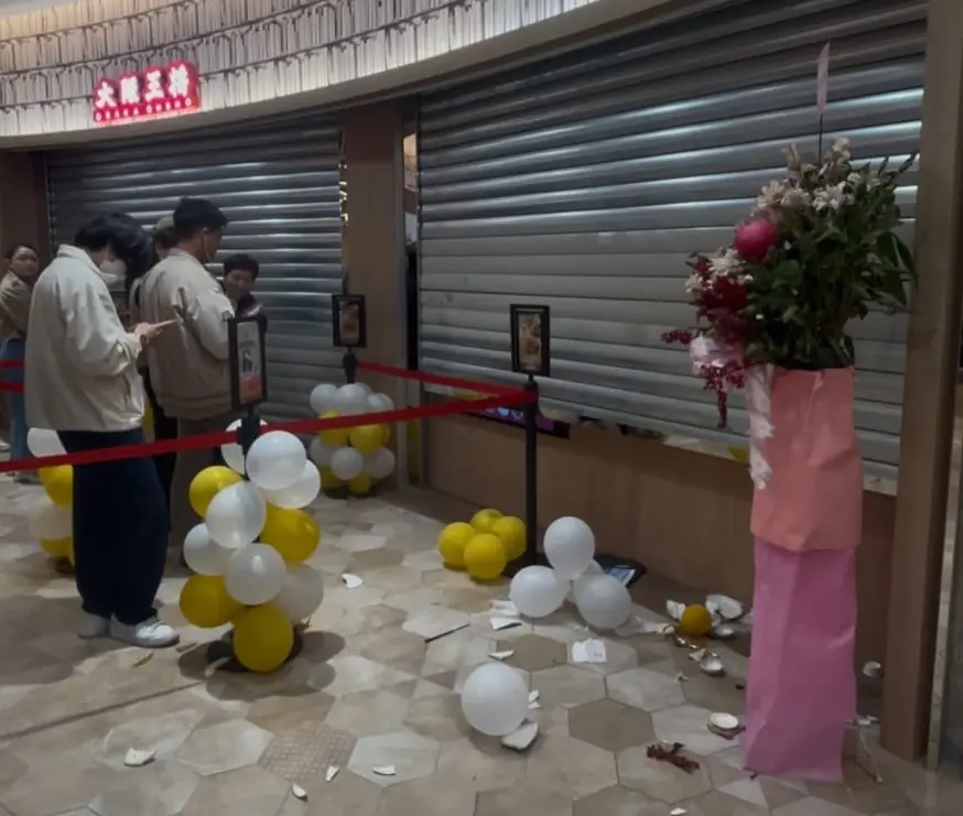 ▲南港LaLaport昨（20）日正式開幕，直至今（21）日仍有不少民眾反應，餐廳鐵捲門突然下降，壓破店家門口的玻璃裝置物。（圖／Threads汐止彪哥提供）