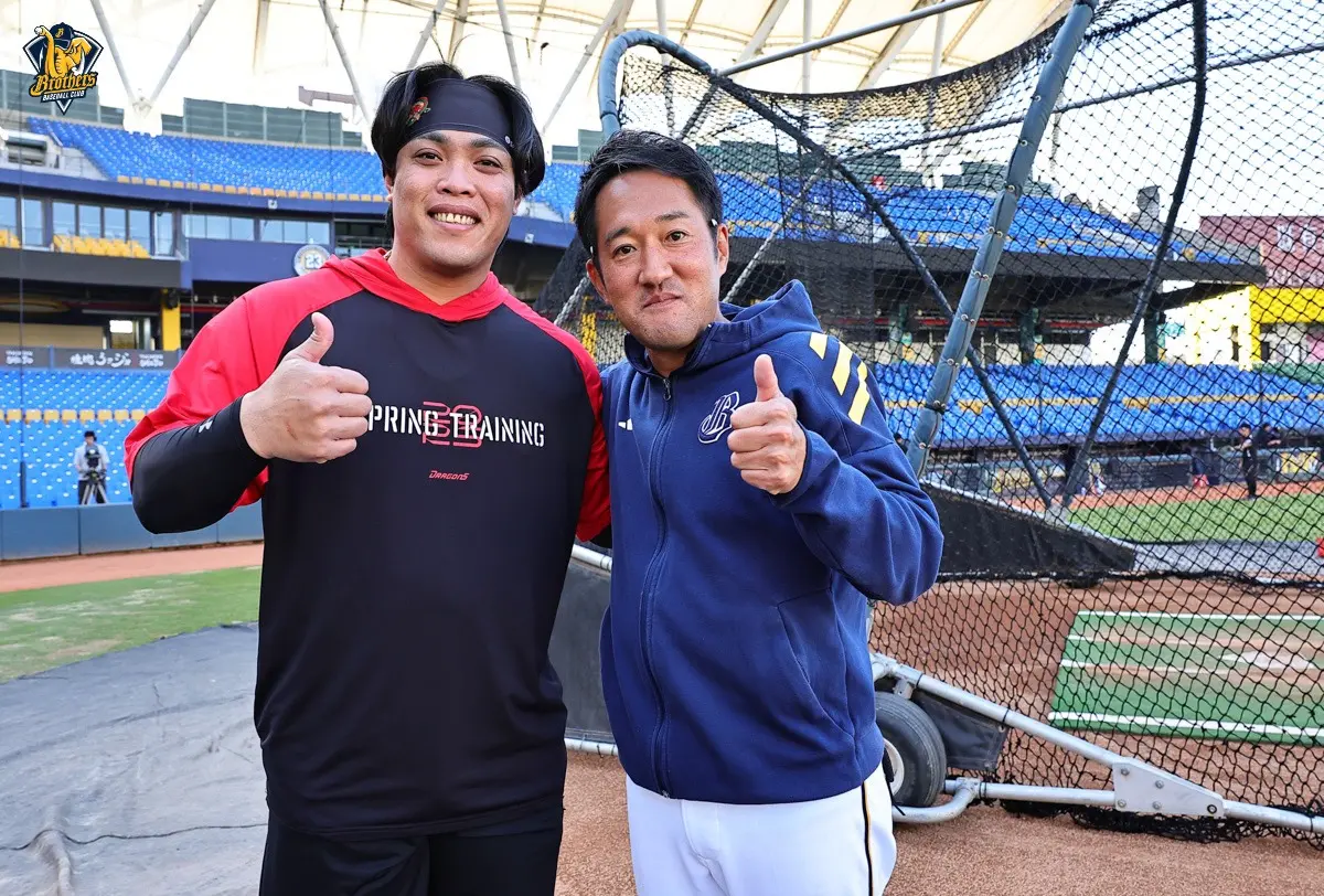 ▲中信兄弟在主場台中洲際棒球場迎戰味全龍，賽前陳子豪主動和兄弟主帥平野惠一致意，展現師徒情和頂尖球員的禮貌。（圖／中信兄弟提供）