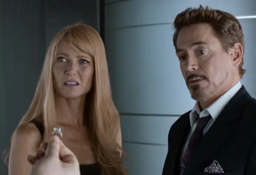 ▲葛妮絲派特洛（左）與小勞勃道尼在《蜘蛛人：返校日》有短暫的登場，葛妮絲表示漫威超級保密，自己完全不知道在拍《蜘蛛人》的電影。（圖／摘自IMDb）