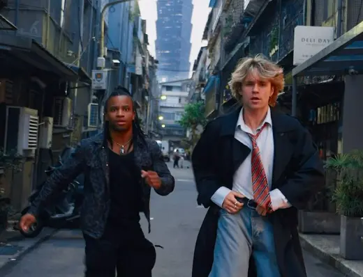 ▲TikTok擁有890萬粉絲的網紅舞者「itsslavik」（右）上傳到台北巷子跳舞影片，網友大讚帥到炸裂，他旁邊那位「Fik-Shun」背景更狂。（圖／itsslavik IG）