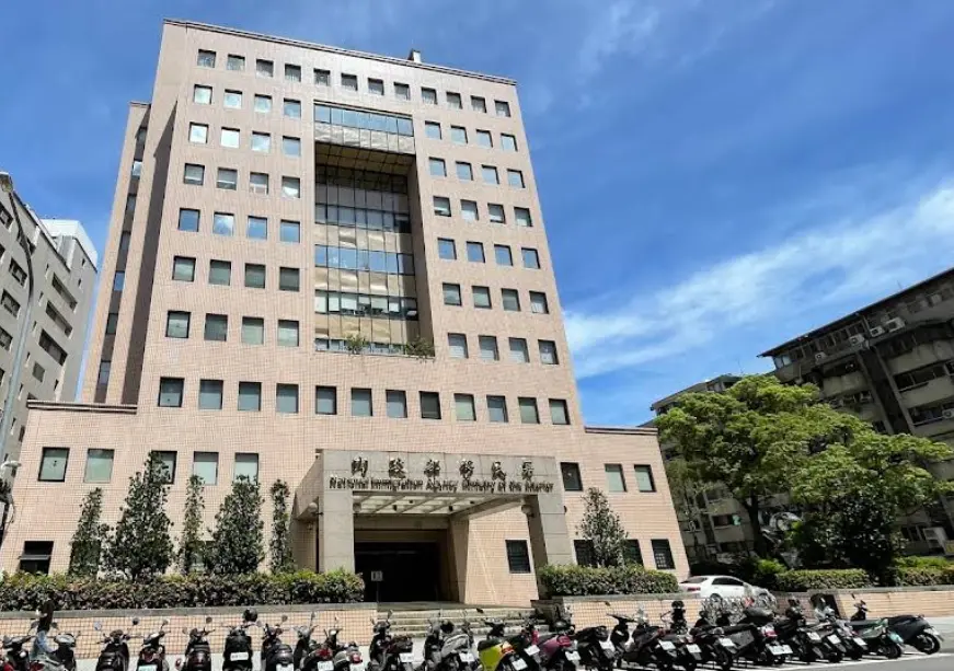 ▲移民署發布新聞稿指出，中配「恩綺」、「小微」等抖音帳號也鼓吹武統，經調查後同樣廢除居留許可，要求2人限期離境，逾期將強制出境。（圖／翻攝畫面）