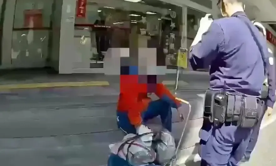 ▲警方接獲報案某銀行有人持刀，犯嫌劉男在20分鐘內落網。（警方提供）