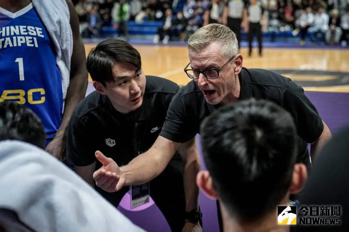 ▲中華男籃主帥圖齊（Gianluca Tucci）圖齊坦言對紐西蘭在籃板上全面潰敗，對手防守端上身體，給中華隊上了一課。（圖／取自FIBA官網）