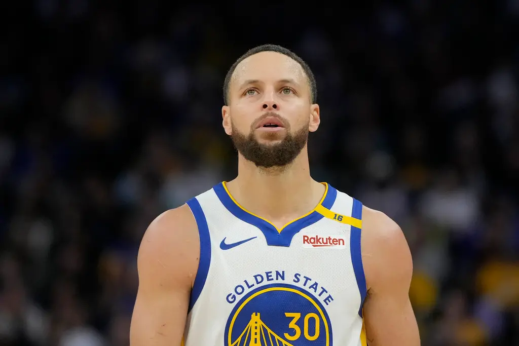 ▲Stephen Curry 在昨日參加了訓練，整體狀態不錯，但在訓練即將結束時做了一個動作，讓他感覺不太對勁。考量到賽程安排，球隊決定讓他再休養2天，並預計讓他在本周六對陣紐奧良鵜鶘時復出。（圖／美聯社／達志影像）