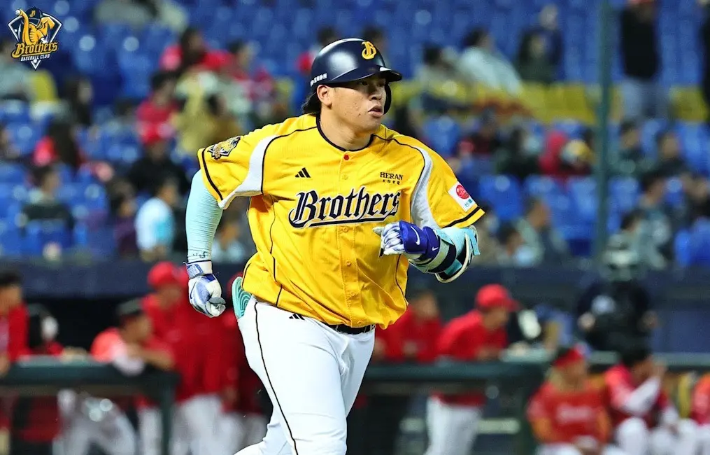 ▲曾頌恩八局上先扛出2分砲助隊追平比分，延長10局再敲追平安打，一人打回中信兄弟全隊分數，終場中信兄弟以4：4與味全龍握手言和。（圖／中信兄弟提供）