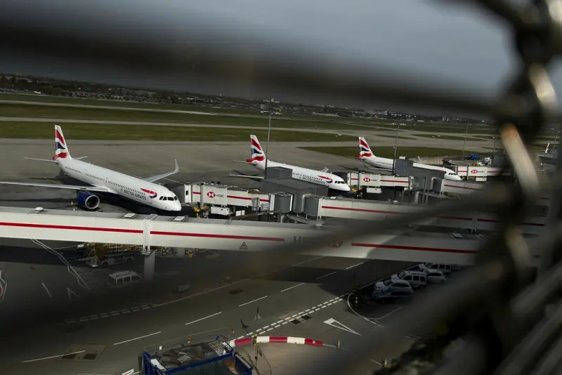 ▲英國希斯羅機場(Heathrow Airport)由於臨近的變電站失火,21日全天關閉,目前也不確定22日是否能夠重新開放。(圖/美聯社/達志影像)