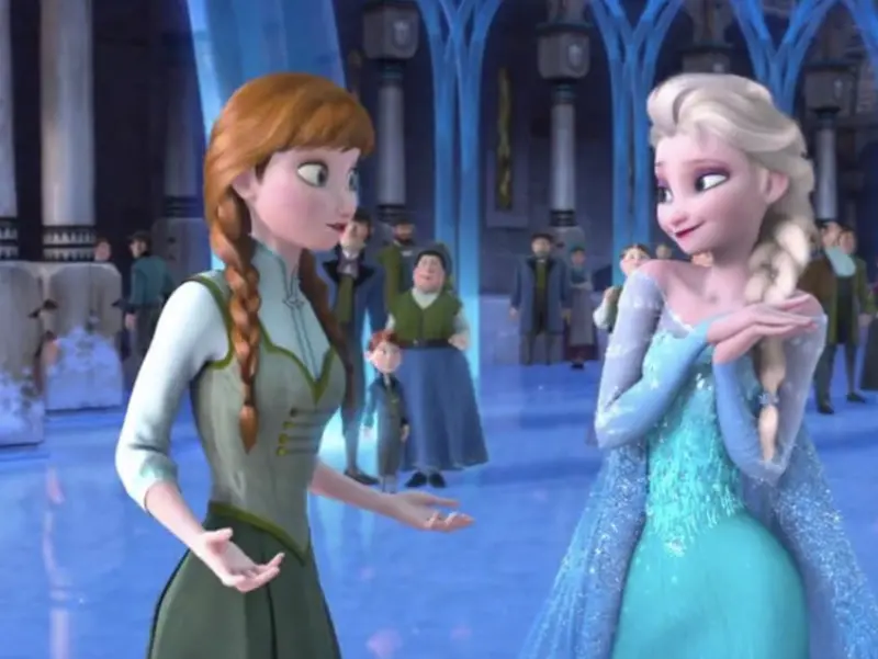 ▲《冰雪奇緣》已經12年了，安娜（左）與艾莎（右）的姊妹情依舊讓孩子看不膩，但其實最一開始的設定，她們並不是姊妹。（圖／摘自IMDb）
