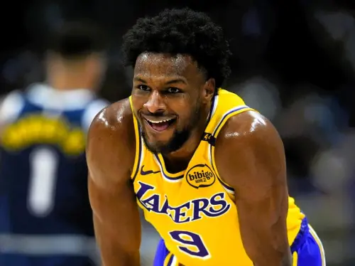 ▲LeBron圓夢與兒子同場，Bronny新季獲更多上場機會，即便失去主角地位也難離開湖人。（圖／美聯社／達志影像）