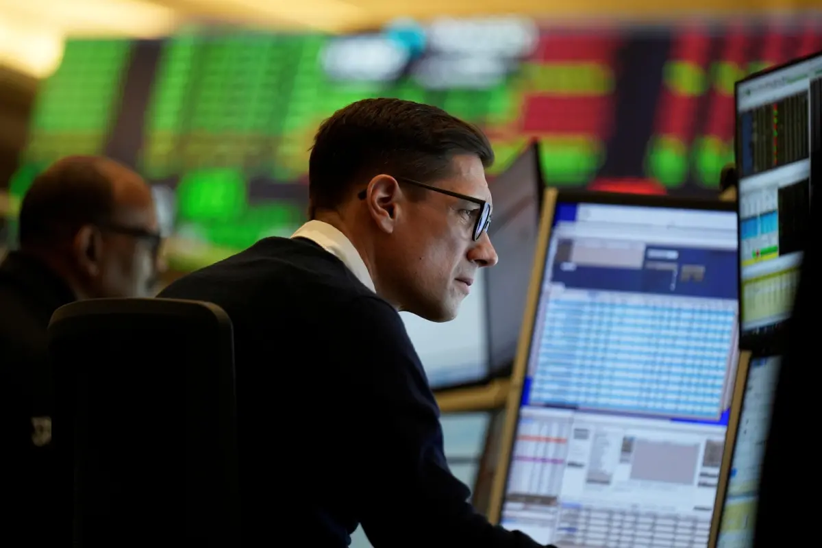 ▲投資者對川普關稅政策的疑慮稍微緩解，美股三大指數週二（25日）延續前一交易日上漲走勢，收盤走高。（圖／美聯社／達志影像）