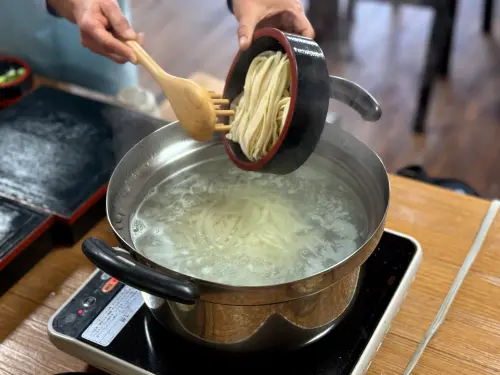 ▲讚岐烏龍麵的麵體為正方形且有平坦的末端，產自日本香川縣。（圖／記者葉盛耀攝）