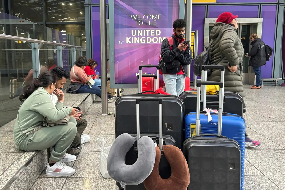 ▲倫敦希斯羅機場因鄰近的變電站火災，影響供電，週五被迫關閉，航班無法正常起降，大量旅客滯留。（圖／美聯社／達志影像）