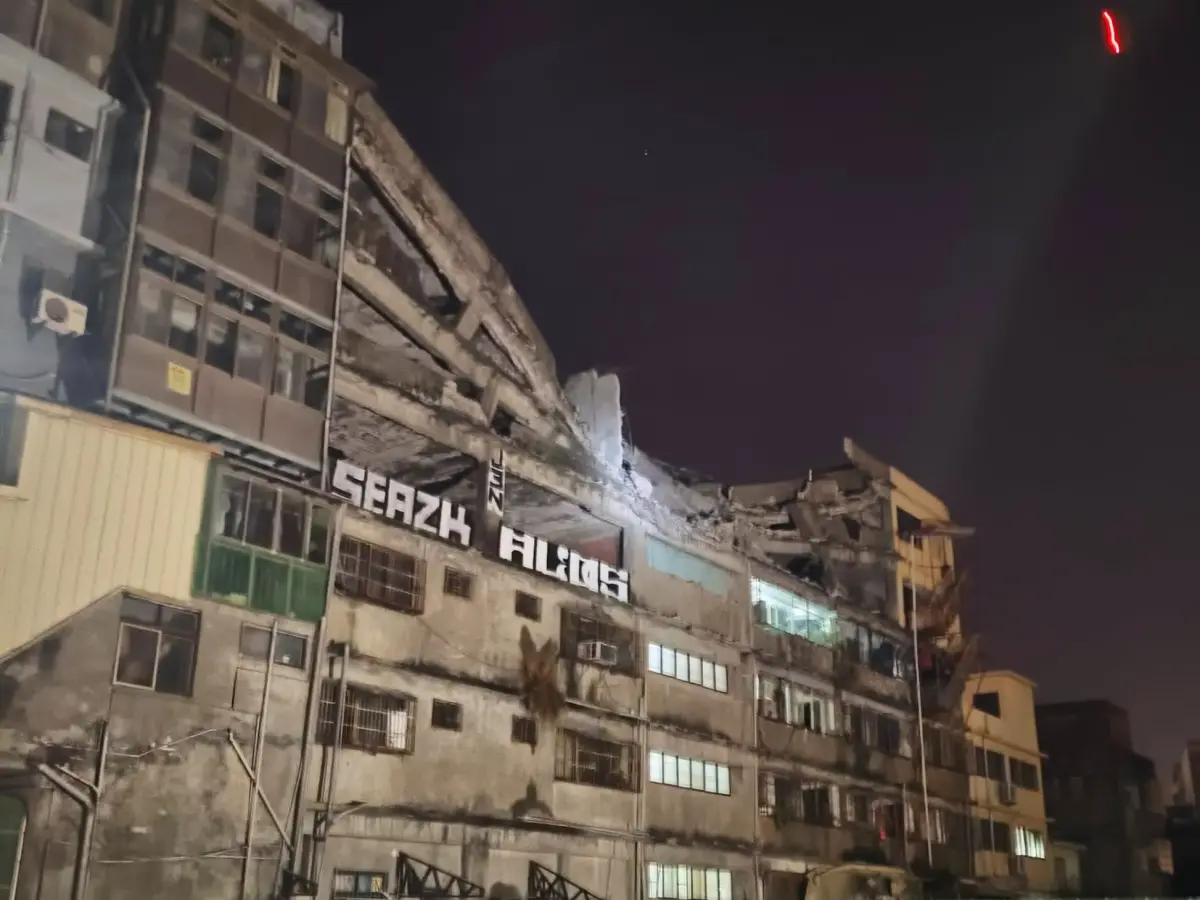 ▲22日凌晨，沒有颱風來襲、也沒有發生地震，台中清水中興街一棟屋齡近50年大樓頂樓突呈「V型塌陷」。（圖／清水小鎮臉書）