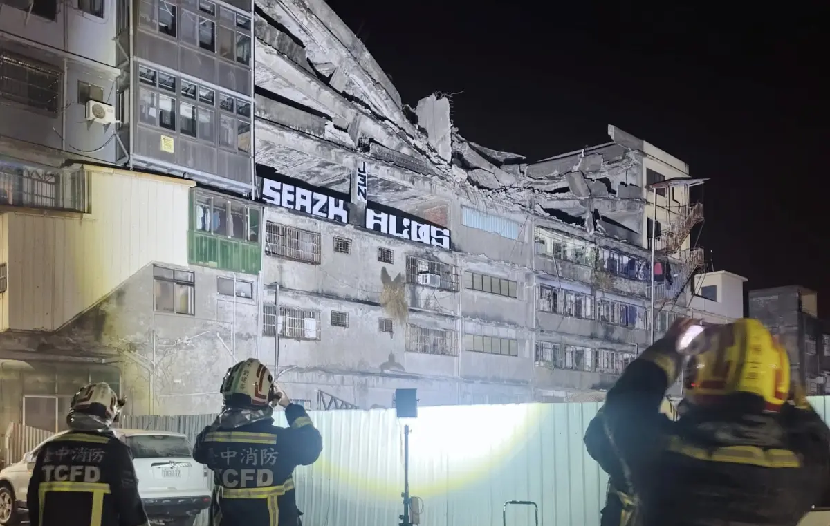 ▲台中市清水區中興街一棟老舊大樓凌晨傳出塌陷，警消在附近警戒。（圖／翻攝臉書社團《清水小鎮》，2025.03.22）