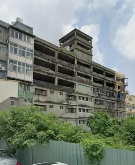 台中老舊大樓突坍塌!住戶睡夢中驚醒逃生 警消緊急疏散13戶34人 ▲傳出塌陷的老舊大樓,倒塌點疑似為屋頂凸起處。(圖/翻攝臉書社團《清水小鎮》,2025.03.22)