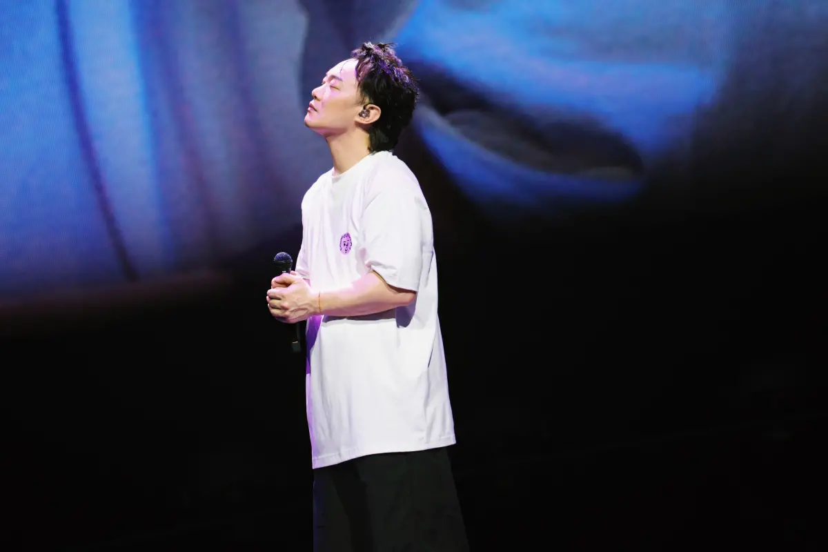 ▲歌手陳奕迅在雪梨開唱時被台下觀眾狂喊老公，他幽默回覆：「結婚20年了，死心吧」。另外他將於5月登上高雄巨蛋，持有國泰世華CUBE信用卡，以及台灣大哥大和MyVideo 黑卡會員，可於今日優先購票。（圖／My Kan）