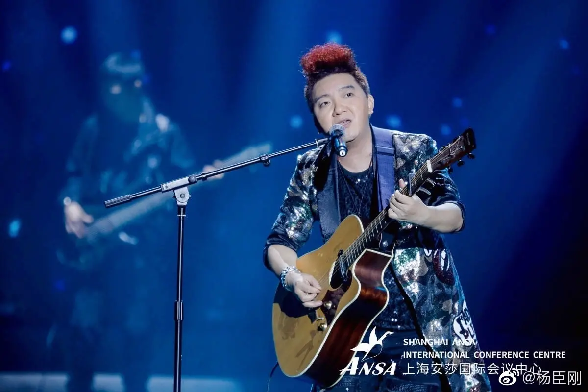 ▲楊臣剛當年靠著〈老鼠愛大米〉爽賺8億元，不過後來遇到詐騙，存款、房子全沒了。（圖／楊臣剛微博）