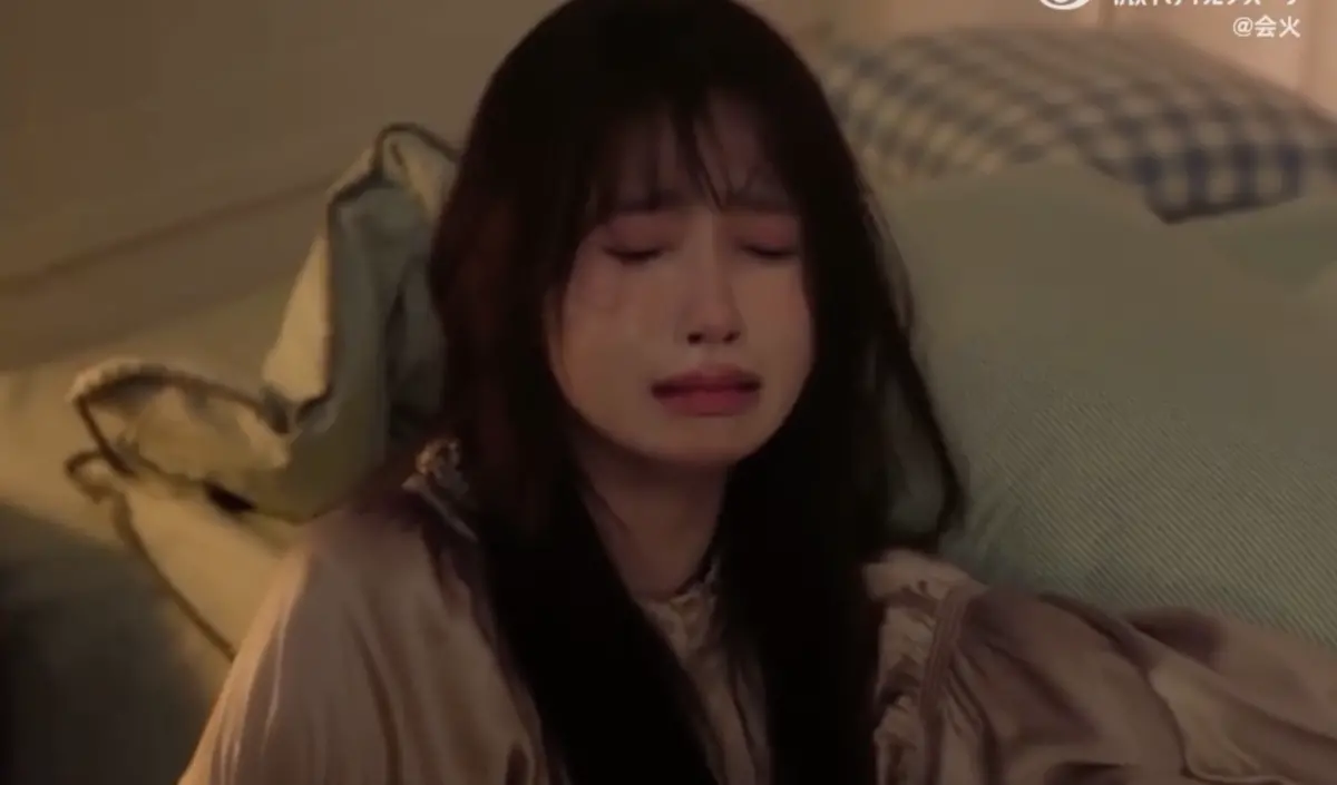 ▲陸劇《噓，國王在冬眠》最新一集中，虞書欣被林一斷崖式分手後，躲在房間哭到不能自已，還把假睫毛都哭光，令粉絲笑說：「這完全就是我失戀的樣子。」（圖／會火微博）
