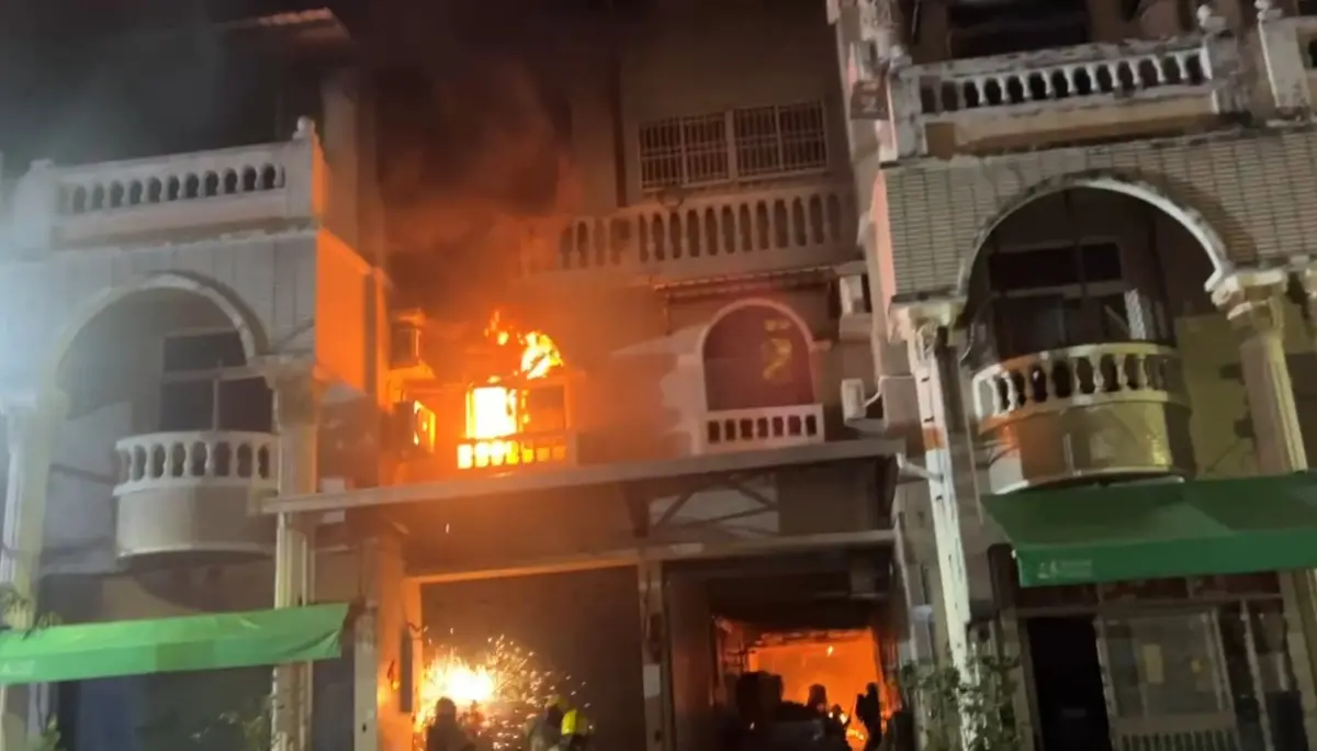 ▲台南亞太工業區凌晨惡火把10間公司燒毀。（消防局提供）