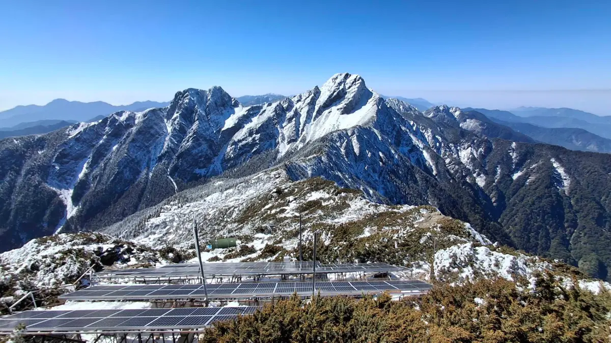 ▲玉山殘雪還未完全融化完，氣象署也曝光山上雪白美景，提醒登山客行進的時候要多注意。（圖／中央氣象署提供）