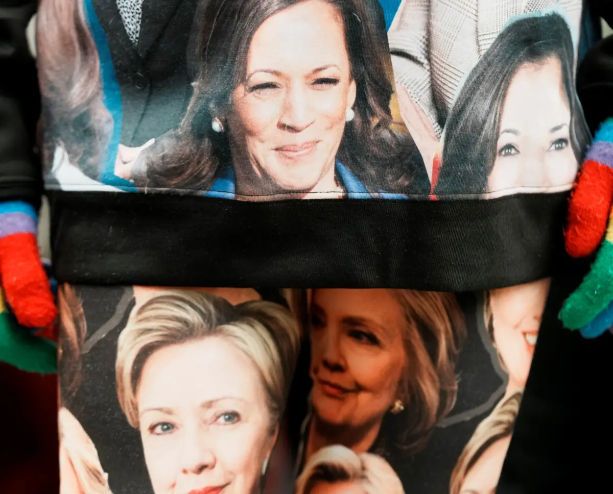 ▲曾分別在2016年、2024年的美國大選中，代表民主黨與川普角逐總統大位的希拉蕊及賀錦麗，現在也遭川普取消她們的安全許可。（圖／美聯社／達志影像）