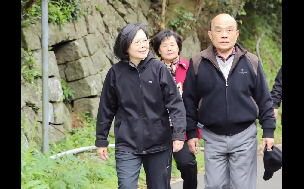 ▲蔡英文與蘇貞昌相揪一起去爬山，游盈隆認為，這是在釋放政治訊息。（圖／翻攝蔡英文臉書）