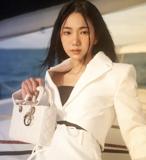 ▲家寧（如圖）開心拿著名牌包，過著奢華的生活，讓網友對於她友人說她有病、被前男友Andy害到得了恐懼症完全不買單。（圖／摘自家寧IG）