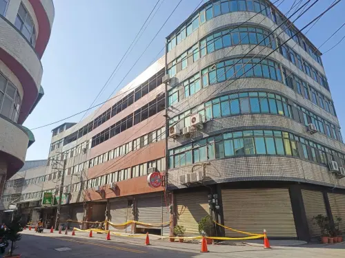 ▲台中市清水一棟屋齡近50年的6層樓大樓22日凌晨頂樓突然塌陷。（圖／台中市政府提供）
