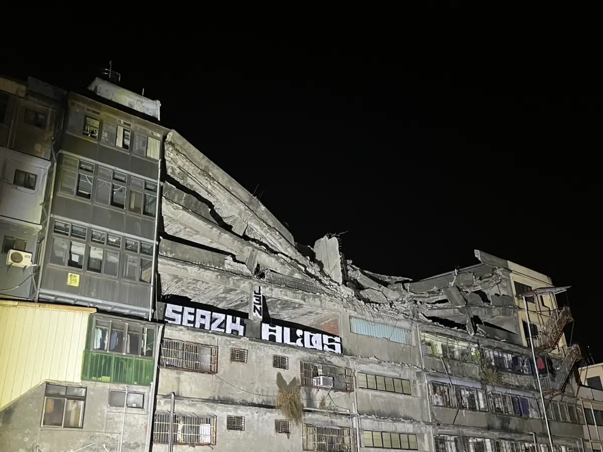 ▲台中市清水一棟屋齡近50年的6層樓大樓22日凌晨頂樓突然塌陷。（圖／台中市政府提供）