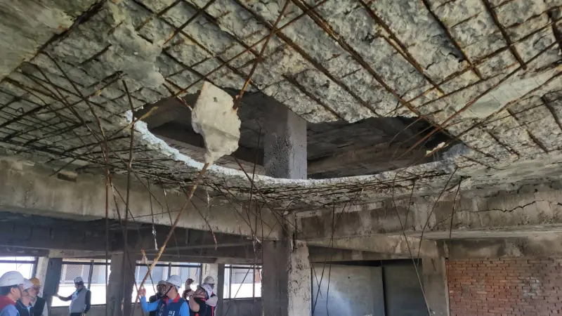 ▲發生塌陷的台中市清水區近50年老舊大樓，鋼筋混凝土長期裸露在外。（圖／台中市政府提供，2025.03.22）