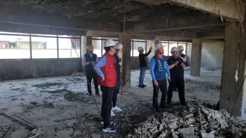 ▲專家評估大樓結構體長年裸露在外，受海風侵蝕造成鋼筋混凝土鏽蝕膨脹，因此導致塌陷。（圖／台中市政府提供，2025.03.22）